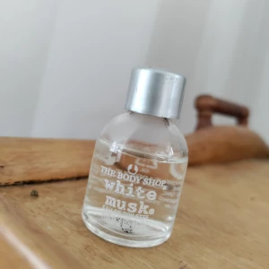 Parfym Edt White Musk - Parfym från The Body Shop i doften White Musk. Säljes eftersom jag inte använder någon parfym längre. 9ml men du kan se på bilden hur mycket som är använt.