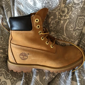 Timberlands skor - Äkta timberlandsskor. Använda några gånger. Små veck på tårna. Allt annat är intakt. 
