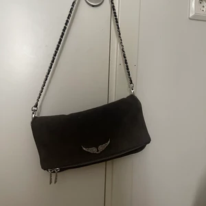 Zadig väska - Säljer min zadig väska som är i jättebra skick, köpt på zalando förra vintern. Inga defekter eller slitningar så, dustbag finns, äktighetsbevis finns oxå och ett längre band tillkommer!💕Säljer endast för bra bud! Nypris 3145kr!