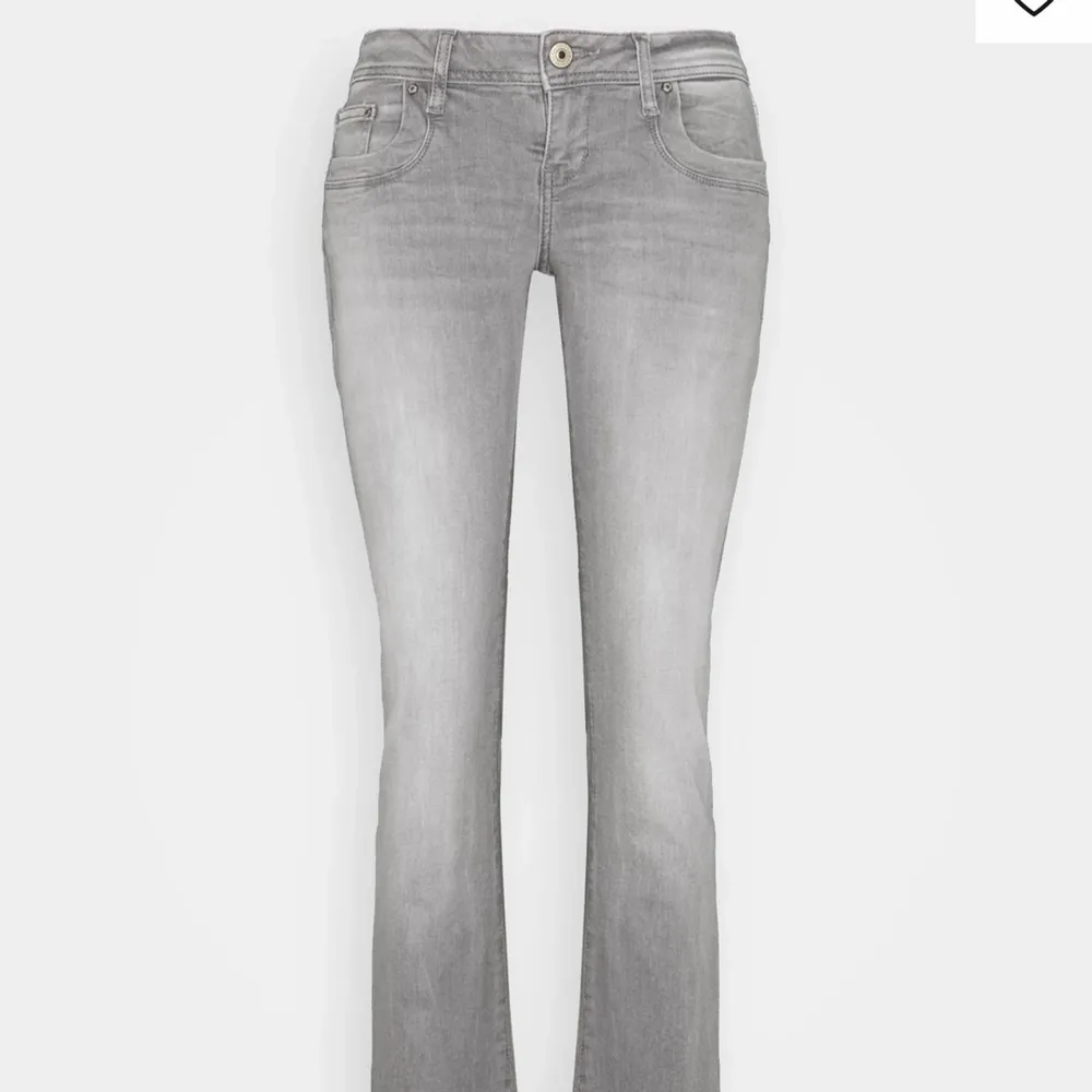 Jag säljer dessa populära low waist jeans från märket LTB på Zalando. Dem är i storlek 26/32 och är helt slutsålda. Dessa är tyvärr för små på mig samt för långa. Nypris 680kr. Använda 1 gång och liten i storleken. Ifall intresset är stort kommer det att ske en budgivning.. Jeans & Byxor.