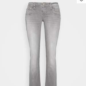 Jag säljer dessa populära low waist jeans från märket LTB på Zalando. Dem är i storlek 26/32 och är helt slutsålda. Dessa är tyvärr för små på mig samt för långa. Nypris 680kr. Använda 1 gång och liten i storleken. Ifall intresset är stort kommer det att ske en budgivning.