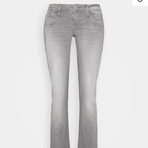 Gråa bottcut jeans - Jag säljer dessa populära low waist jeans från märket LTB på Zalando. Dem är i storlek 26/32 och är helt slutsålda. Dessa är tyvärr för små på mig samt för långa. Nypris 680kr. Använda 1 gång och liten i storleken. Ifall intresset är stort kommer det att ske en budgivning.