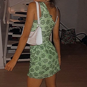 Denna fina dress - Grön med fina blommor på använt 4/2 gånger och den är i ett jätte bra skick🙌🏼