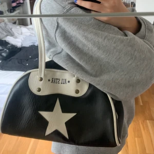 Vintage converse väska  - Jätte fint skick men den används inte lika mycket längre, skriv gärna för frågor eller för fler bilder 💓