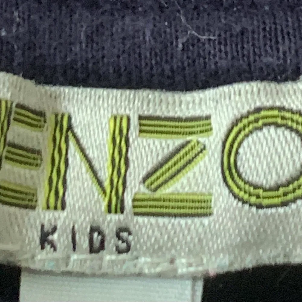 Tyvärr har den här super fina Kenzo tröjan blivit alldeles för liten💗 säljes för 290 kr inklusive frakt💗. Tröjor & Koftor.