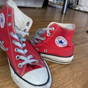 Röda converes - Ett par röda convers , storlek 38 passar en som har 39 , 350 inklusive frakt 