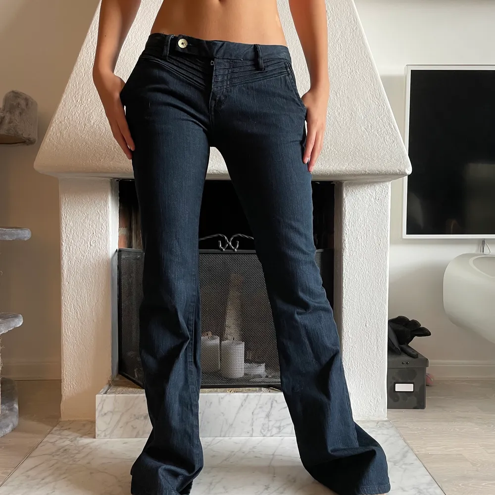 Low waisted jeans helt oanvända! . Jeans & Byxor.