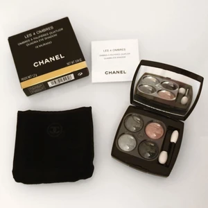 Chanel Les 4 ombres ögonskugga palett - En palett med fyra ögonskuggor från Chanel, orörd. Som ny. Samt medföljande applikatorer med chanel-logo. Fin hållare med spegel. Alla tillbehör medföljer, som dustbag och orginalkartong dvs allt på bilderna. Dock saknas kvittot. Det är 100% äkta vara.   (Nypris runt 650 kr) betalas via swish, frakt tillkommer.