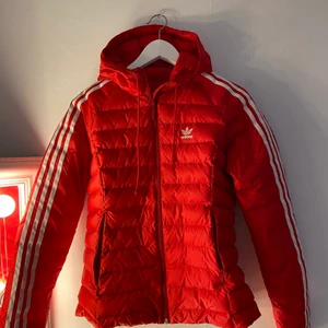 Röd adidas jacka, storlek S - Säljer en nästan oanvänd adidas jacka i storlek Small/36. 400kr. 