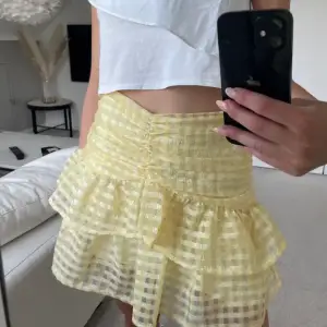 supersöt kjol, nyskick! säljer pga att den inte kommer till användning, strlk 36💕vid flera intresserade startar jag budgivning! nypris 399kr