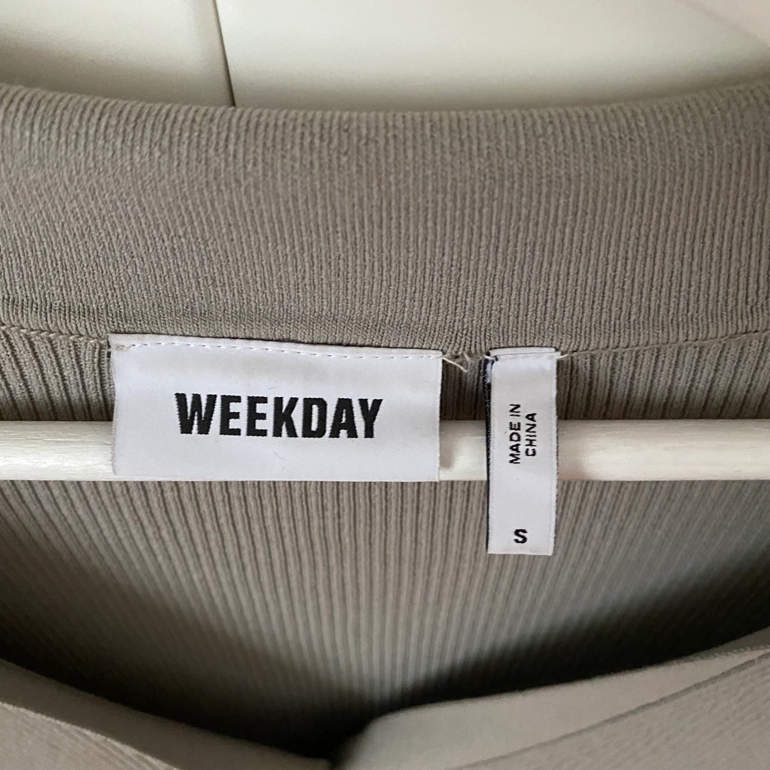 Grå ribbad tröja  - 90