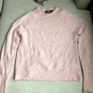BikBok  - En mysig tjocktröja från BikBok i storlek XS, användt 1 gång pga inte min färg, tröjan har lite längre armar och jätte skön! ❤️