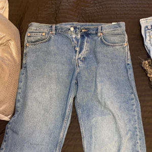 Weekday jeans - Weekday jeans i space modell!! Klippta ner till, nypris 600kr