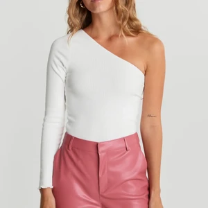 One soulder  - Fin vit tröja jag tyvärr inte hittat någon användning för den💕 kommer från Gina tricot helt slut såld 💕 kan självklart skicka fler bilder på den 