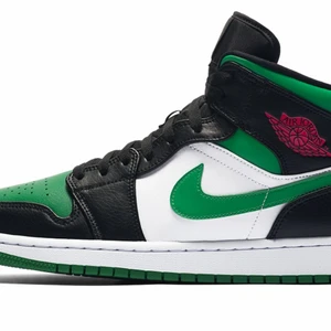 Gröna jordans - Köpta från miinto för 3784kr! Använda ungefär 3 grr och säjer dem billigt då jag tagit bort vissa saker från skorna!! Boxen har jag tyvärr kastat! 