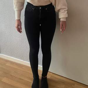 Säljer dessa svarta tighta jeans från NAKD,, de är i storlek 32 och använda några enstaka gånger. Jag är 157 cm och klippt av jeansen och dom är perfekt i längden för mig.   120kr + frakt