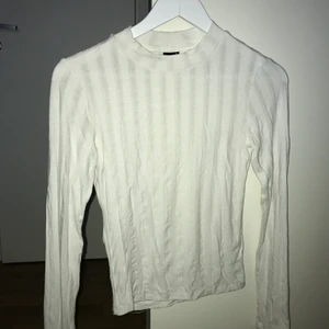 Vit långärmad tröja - Snygg långärmade vit tröja köpt ifrån gina tricot, Aldrig använd, Sitter bra och är ganska skön!