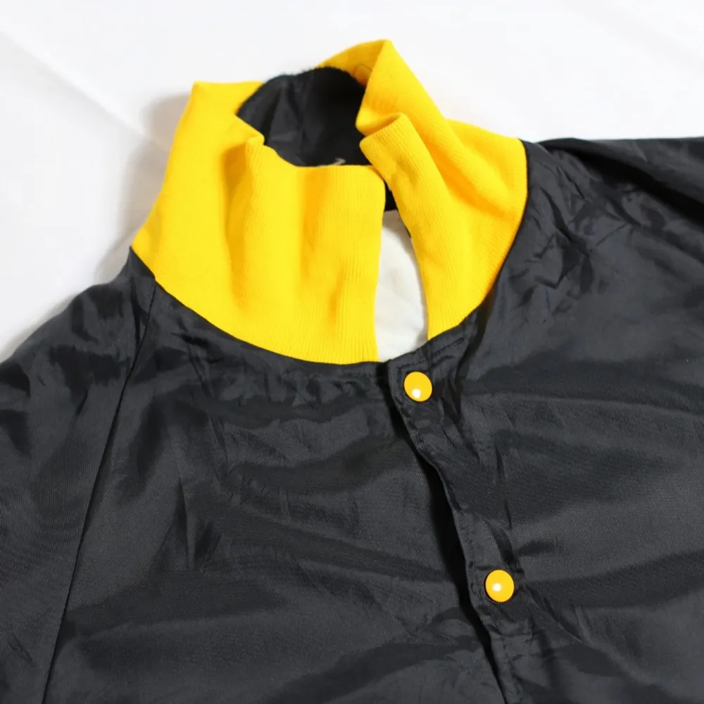 En riktigt fet svart och gul jacka som är främst svart med några gula detaljer. Perfekt för dig som letar efter en fin 90’s jacka som är lite baggy. Den är thriftad för länge sedan på en thriftstore i USA. Men är ändå i perfekt skick.. T-shirts.