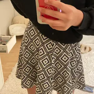 Fin klockad kjol ifrån Cubus helt slut💕 Säljer eftersom den är lite stor runt midjan på mig som är xs i vanliga fall😊 skriv ifall ni vill ha fler bilder
