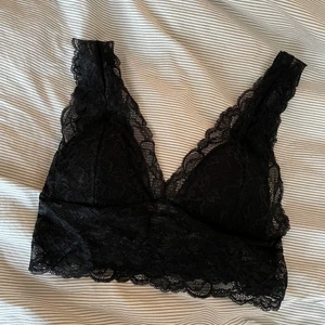 spets bh - svart, spets bygellös bh från lindex i storlek S, för stor för mig som har storlek xxs/xs samt 70A, hör av dig vid intresse 💓