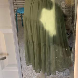 Superfin grön lång kjol, använder den bara aldrig:( jätte flowig och skön på sommaren!💓 lite fairy/cottage core 
