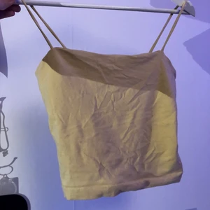 Gina linne!✨ - Säljer ett gina linne i ljus gul färg, som var populärt för ett tag sen. Kan mötas upp eller skickas💕köpare står för frakt. Osäker på fraktkostnad men kom privat om frågor!
