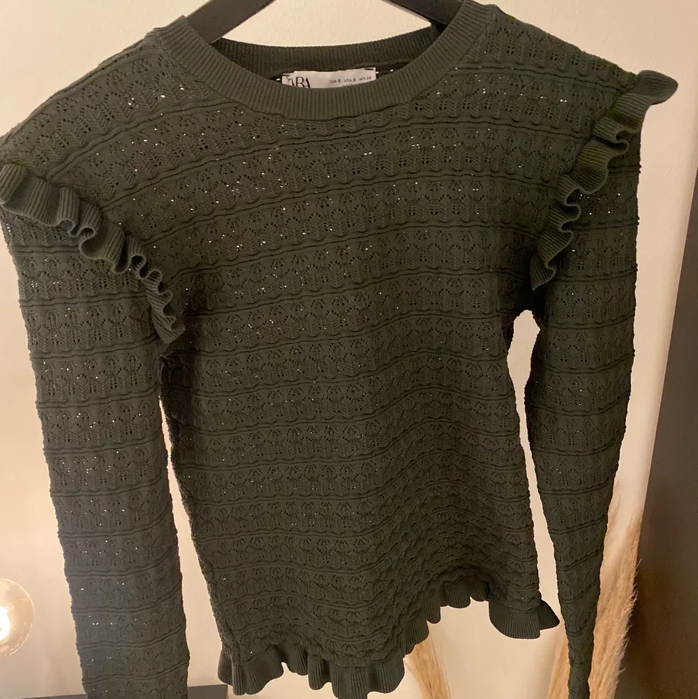 Mörkgrön tröja från Zara, såå snygg! Köpt här på Plick men har tyvärr aldrig används, köparen står för frakten 💕 💕. Stickat.