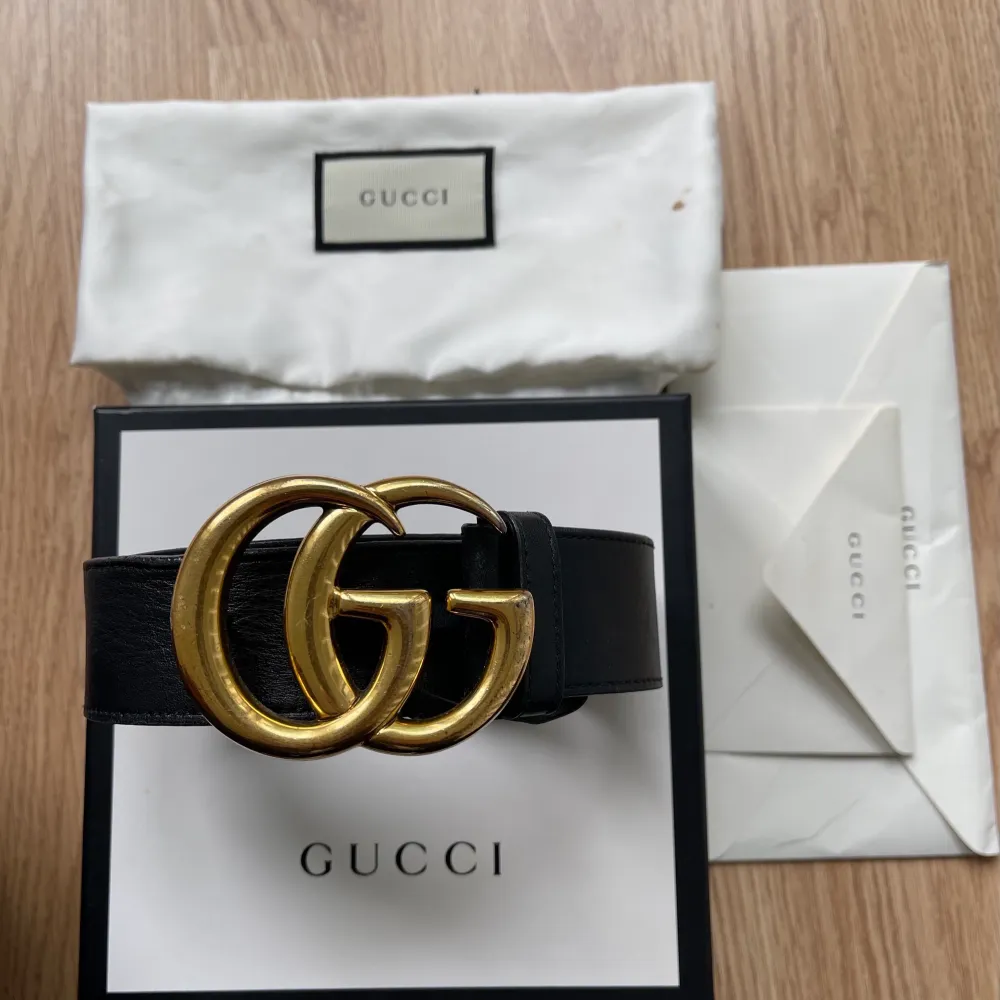 Äkta gucci skärp som är inköpt för ungefär 2,5 år sedan. Senaste året bara legat i sin låda och vill ha en ny användare. Två extra håll gjorda i skärpet då jag även ville kunna använda det i midjan på klänningar (se bild). Köpte ifrån gucci egna hemsida, äkthetsbevis finns. Jag köpte skärpet för 3800kr och säljer för 2500kr. Dm för fler bilder😊. Accessoarer.