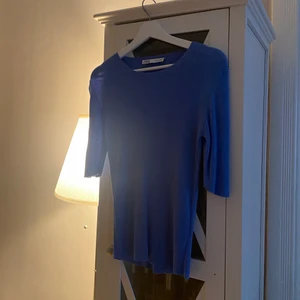 Zara blå tröja  - Jätte fin ribbad tröja ifrån zara.💙