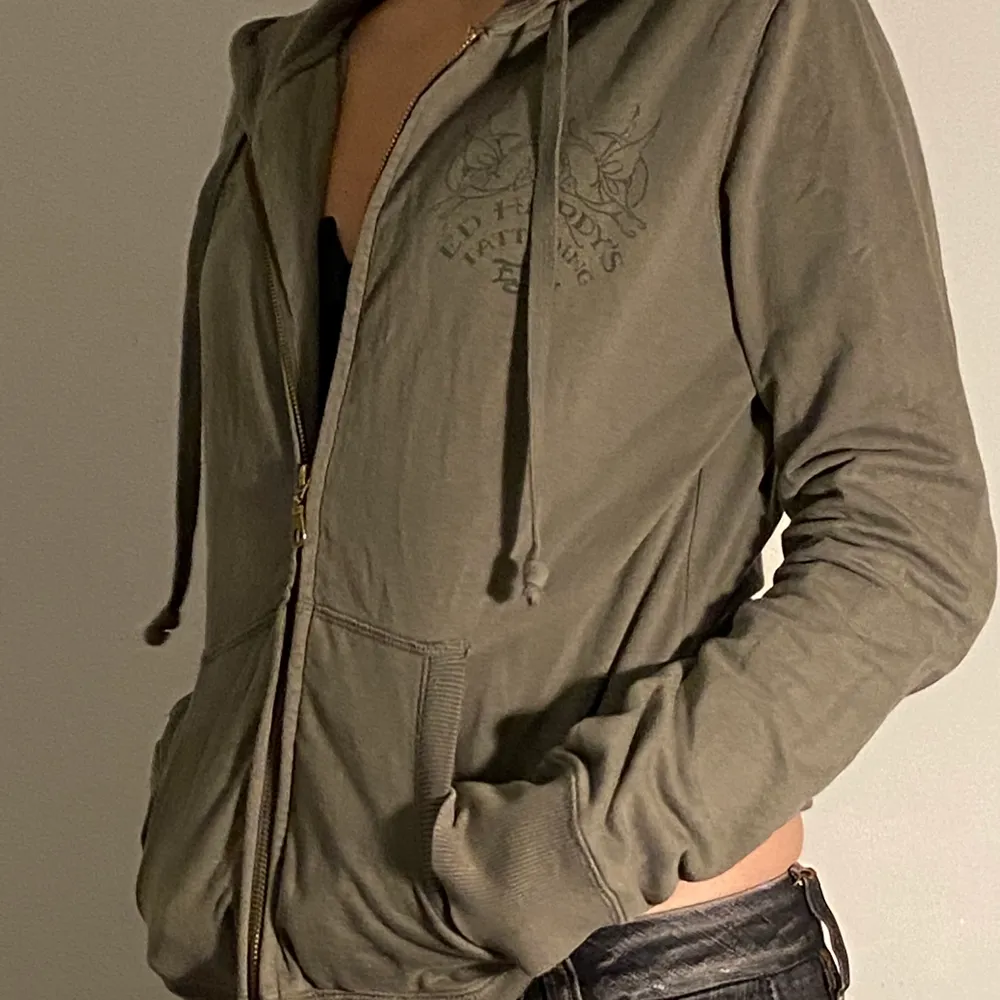 En skitsnygg ed hardy zip up hoodie i färgen khaki.💕 Säljes då den inte kommer till användning längre. Hoodies.