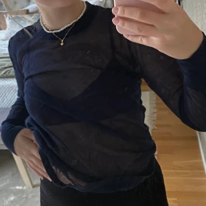 Mesh topp - Mörkblå mesh topp-typ från HM studios! Knappt använd. Materialet är tunt tunt stickat, så snyggt med en bralette under. Skriv dm för diskussion av pris, fler bilder, fraktkostnad osv :)