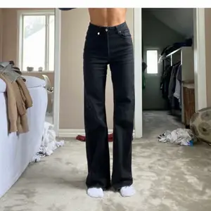 (Lånad första bild!!💓) säljer ett par svarta vida jeans från Carin Wester. Dom är lite urtvättade i färgen så dom är mer grå/svarta. Storlek 38 och jag är 170 cm💓💓