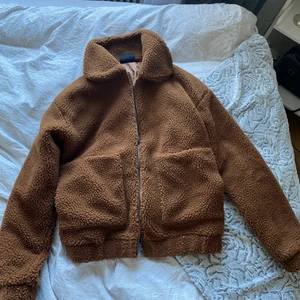 Pile/teddyjacka - Superfin höst jacka varm och mysig. Använd endast 1 gång så i nyskick. Perfekt nu för hösten.🍂🍁🍄