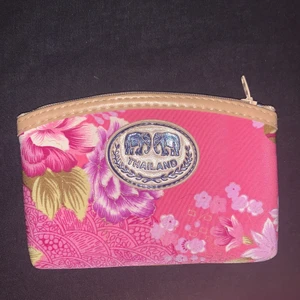 necessär - vet inte vad man ska kalla detta men en typ necessär köpt runt nyår 2018-2019 i krabi, oanvänd för jag har ingen användning för den 🌸