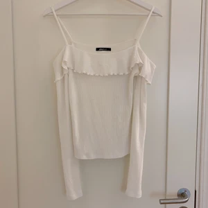 Ribbad off-shoulder topp med volanger - Från Gina Tricot, mycket fint skick 🦋