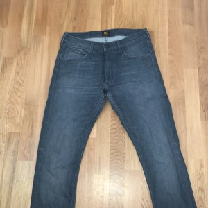 Lee byxor med storleken (W32) (L32) - En skön byxa som ger still och mode, Lee är en av de mest hållbara och med hög kvalitet byxor.