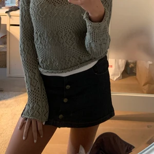 Jeans kjol  -  sötaste jeanskjolen, sitter perfekt och fint på ❤️ verkligen supersnygg 