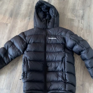 Peak performance jacka  - En jacka helt ny, inge håll 