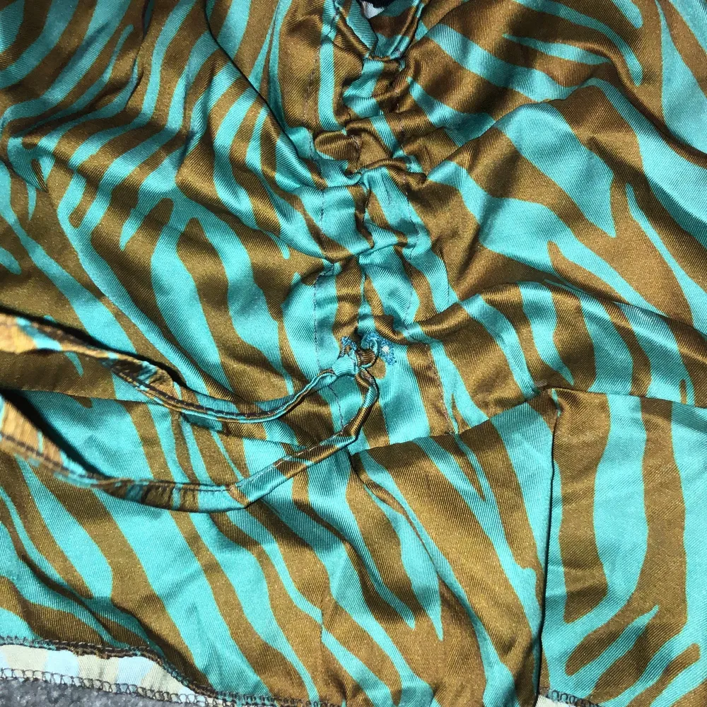 Gulligt grönbrunt linne i strlk xs/s som tyvärr är för litet för mig. Toppar.
