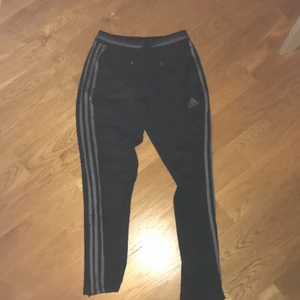 Adidas byxor strl small svart - Adidas byxor svarta med grå ränder i small men passar nog xs också