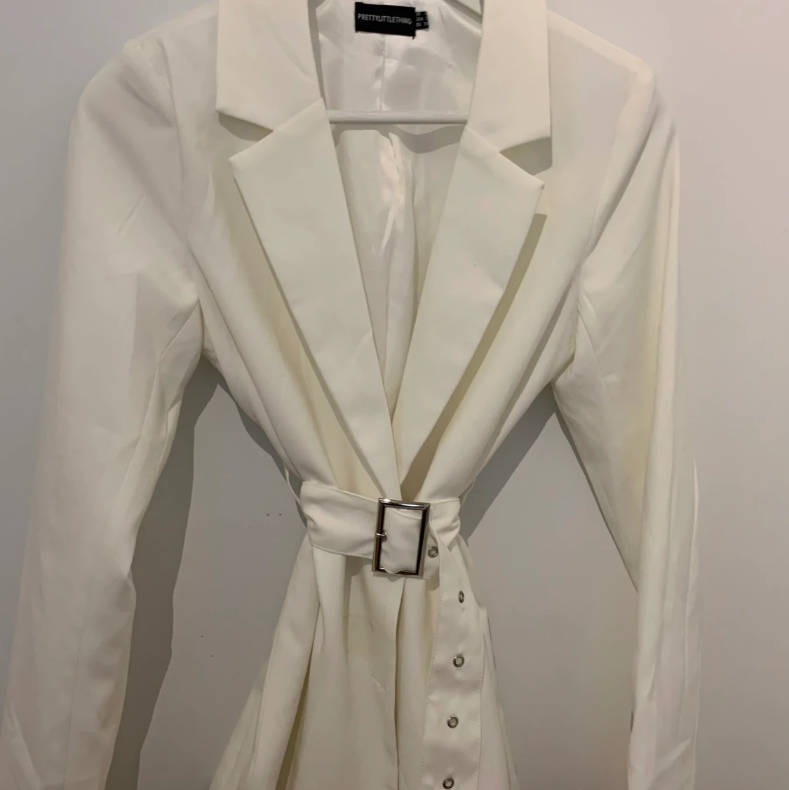 Vit blazer med bälte