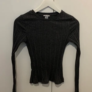 Ribbad tröja - Frakt 20kr eller gratis vid köp av fler än ett plagg💕