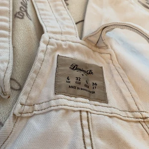 hängselbyxor - beigea hängselbyxor storlek 32