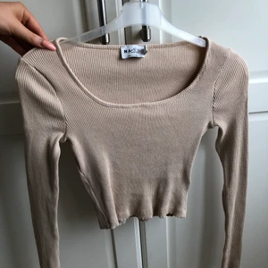 Tröja från Nakd - Jätte fin tröja från nakd. Aldrig använd. Hör av er vid intresse + fler bilder❤️