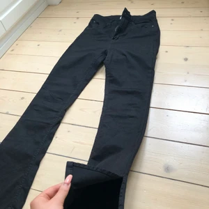 Svarta jeans med slits  - Jätte snygga jeans från Gina tricot med slits, har en liten botcut. Knappt använda så är i nyskick. Strl M petite så skulle säga de passa både m och s beroende på hur man vill dom ska sitta. 🥰