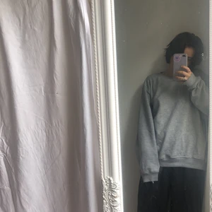 Oversized Grå hoodie - Oversized grå hoodie! Väldigt mjuk och skön men den är ganska noppig då den har levt många år! 