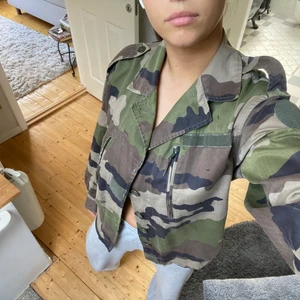 Vintage militärjacka  - Säljer min snygga vintage militärjacka från Na-kd! Använd flertal gånger då den är supersnygg och bekväm, men inga tecken på slitage förutom att informationen på lappen har slitits bort. Köparen står för frakten (66kr, spårbart paket). Meddela mig för vidare info eller frågor💜💜💜 (sista bilden är lånad!!) Är många intresserade blir det budgivning!