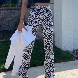 zebra byxor - säljer dessa byxorna för de är tycärr för korta på mig som är 170, men de sitter super snyggt på mig som är i strlk 36, det står ingen storlek men skulle gissa på ngn där imellan. De är från shein tror jag, vet ej då jag fick de i present. 