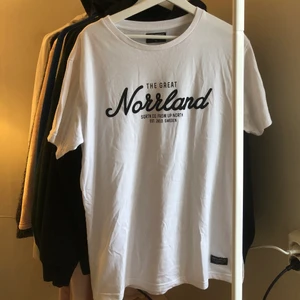 The Great Norrland T-Shirt - Skit snygg och basic norrlands t-shirt som jag köpte för 350kr i våras✌🏼 säljs för jag har ingen användning till den nå mer 💓 finns ett litet märke där bak av mitt franslim om ni kollar på bild3 men det är inget som syns:)