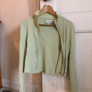 Pastell grön kofta från monki  - Ribbad kofta från Monki i pastell färg, köpte står för frakt. Knappt använd